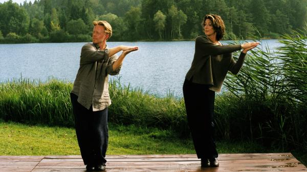Bild 1 von 2: Integrales Qi Gong zeigt einen Einblick in die Welt des Qi Gong mit seinen unterschiedlichen Wirkungsweisen und Übungsschwerpunkten aus den verschiedenen Traditionen und Methoden des Daoismus und des Chan (Zen-) Buddhismus. Andreas W. Fritsch und Eva Rehle stellen neben verblüffend einfachen Übungen wie die \