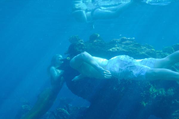 Bild 1 von 5: Das ist knapp! Wird Bella (Indiana Evans, li.) in ihrem Versteck ertappt?