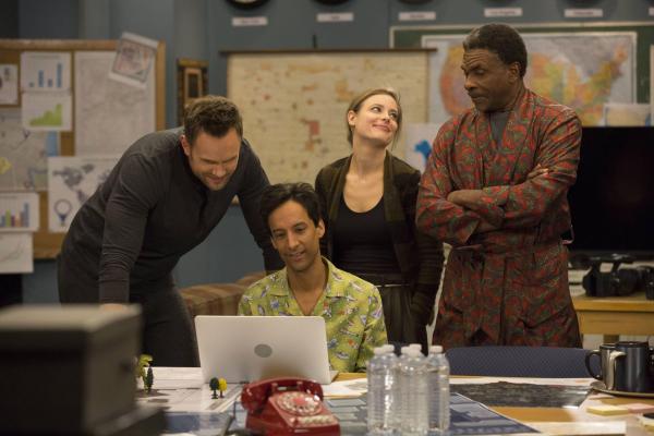 Bild 1 von 33: Jeff (Joel McHale, l.), Abed (Danny Pudi, 2.v.l.), Britta (Gillian Jacobs, 2.v.r.) und Elroy (Keith David, r.) müssen erkennen, dass einmal ein Hund zu ihren Kommilitonen gehört hat ...