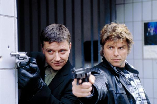 Bild 1 von 17: Taube (Christian M. Goebel, l.) und Jupp (Uwe Fellensiek, r.) versuchen, Gino aus Janinas Gewalt zu befreien ...