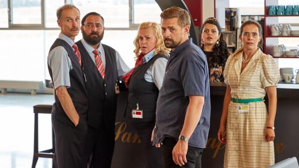 Bild 1 von 6: (v.l.n.r.) Harald Armbruster (Jan Georg Schütte); Ertu Karahanci (Kailas Mahadevan); Ingrid Fink (Petra Kleinert); Jan Rothe (Klaas Heufer-Umlauf); Samira Karahanci (Sara Fazilat); Sabine Grünberg (Doris Golpashin)