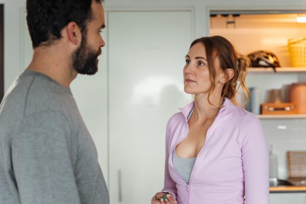 Bild 1 von 4: Nicole (Amelia Reid-Meredith) muss ihrem Mann Simon (Tim Carlsen) nicht nur erklären, dass sie ein Verhältnis hatte, sondern auch, dass diese Person auf unglückliche Weise ums Leben kam.