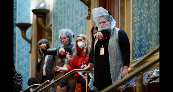 Bild 1 von 6: Im Bild: Die Abgeordneten waren im Plenarsaal des Repräsentantenhauses gefangen - sie fürchteten vom Mob gelyncht zu werden.