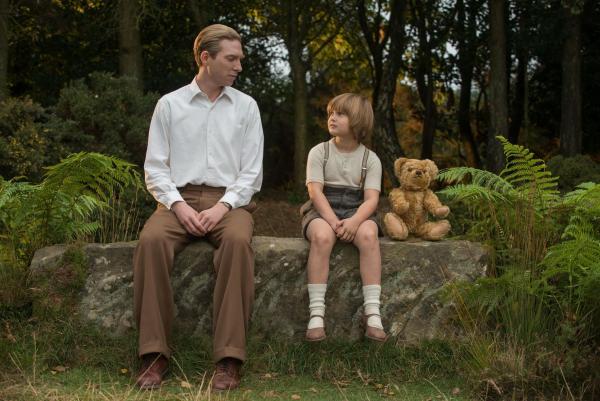 Bild 1 von 4: A.A. Milne (Domhnall Gleeson, l.); Christopher Robin (Will Tilston, r.)