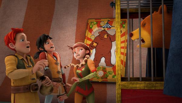 Bild 1 von 3: Der Bär ist wild: Lollo, Leo und Lisa (v.l.) erschrecken sich.