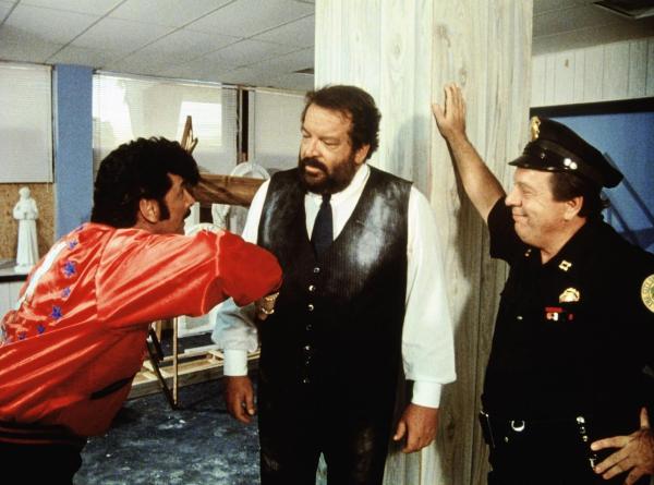 Bild 1 von 6: Der Ganove Tony Roma (Tomas Milian, l.) wird unfreiwillig Zeuge eines Mordes und wendet sich an den Polizisten Alan Parker (Bud Specer, M.) ...