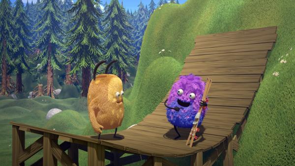 Bild 1 von 3: Leider liegt gar kein Schnee zum Skipringen. Mit Kiwis Hilfe montiert Strit deshalb kurzerhand Rollen an seine Skier.