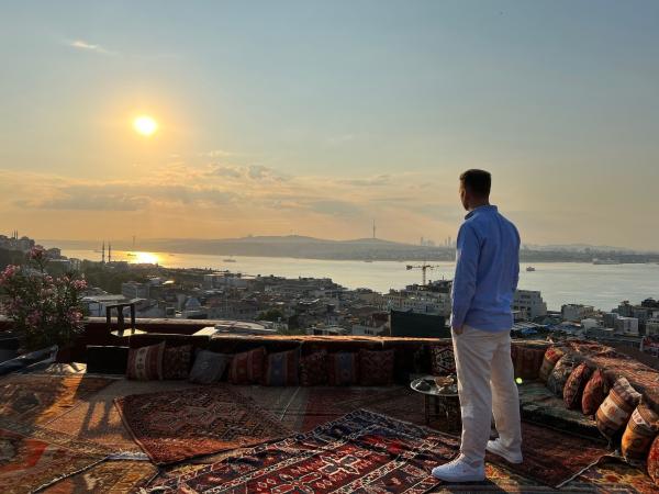 Bild 1 von 14: Blaue Stunde in Istanbul. Leon Windscheid bei Dreharbeiten mit Blick auf den Bosporus. Auf der anderen Seite das goldene Horn mit der Altstadt.