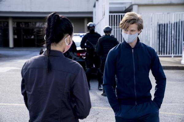 Bild 1 von 10: Desi Nguyen (Levy Tran, l.); Angus MacGyver (Lucas Till, r.)