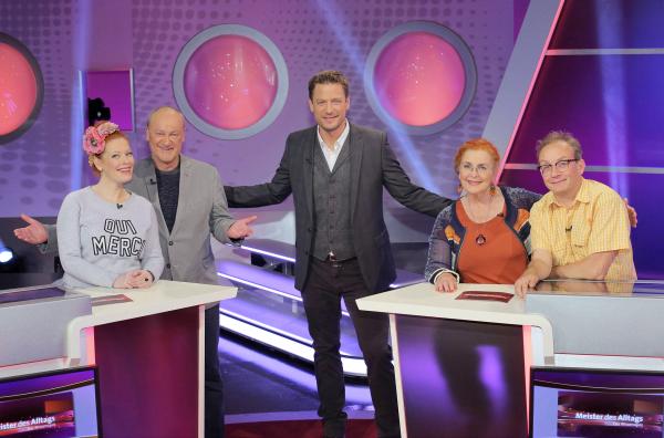 Bild 1 von 2: v.li.: Enie van de Meiklokjes, Bodo Bach, Florian Weber, Alice Hoffmann und Wigald Boning.
