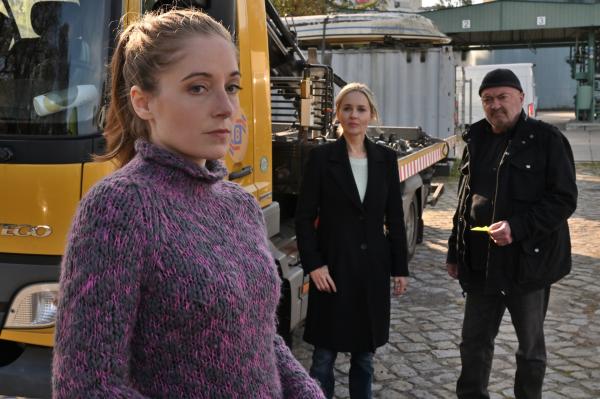 Bild 1 von 6: Otto (Florian Martens, r.) und Linett (Stefanie Stappenbeck, M.) vermuten, dass die Beziehung zwischen der Angestellten Jana Hellwig (Rosa Falkenhagen, l.) und dem toten Abschleppunternehmer doch nicht so harmonisch war, wie sie zunächst behauptet hat.