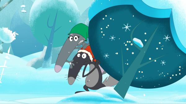 Bild 1 von 6: Als Weihnachtsmann und Weihnachtselfe wollen Wolf und Wolfine für Geschenke sorgen.