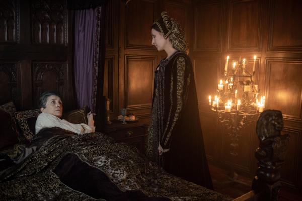 Bild 1 von 5: Margaret Beaufort (Harriet Walter l.); Maggie Pole (Laura Carmichael, r.)