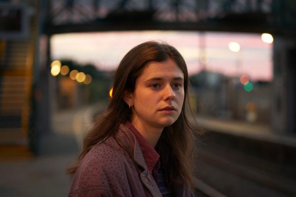 Bild 1 von 3: Frances (Alison Oliver) kann es nicht mehr ertragen, eine geheime Affäre zu sein. Deshalb muss Francis endlich wissen, woran sie ist.