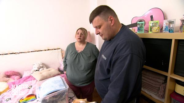 Bild 1 von 3: In Bremen liegen die Nerven blank. Steffi (42) kämpft weiterhin um die Bewilligung ihres Bürgergeld-Antrags. Auch hinsichtlich der Mietrückstände bei ihrer Vermieterin herrschen noch immer Unstimmigkeiten. Wird die 42-Jährige die drohende Wohnungskündigung noch abwenden können?