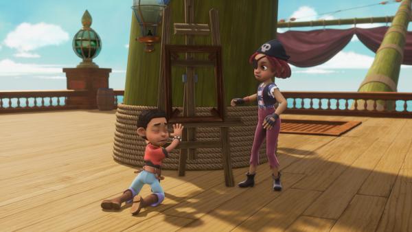 Bild 1 von 4: Finn (l.) scheint untröstlich, dass das Gemälde weg ist, auf dem er verewigt wurde. Ella Säbelrost (r.) ist ratlos.