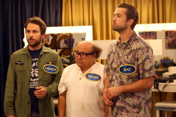 Bild 1 von 8: (v.l.n.r.) Charlie Kelly (Charlie Day); Frank Reynolds (Danny DeVito); Mac (Rob McElhenney)