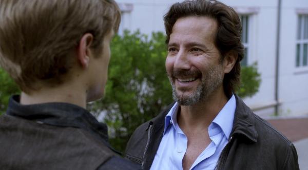 Bild 1 von 12: Angus MacGyver (Lucas Till, l.); Russ Taylor (Henry Ian Cusick, r.)