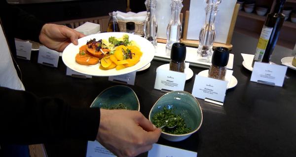 Bild 1 von 7: Intervallfasten, Saftkuren und Diäten in den unterschiedlichsten Variationen: Sie alle kommen mit zahlreichen Gesundheitsversprechen - und sind im Hype. Ursprünglich steht Fasten - eine Jahrtausende alte Praxis - für Heilung, Reinigung und spirituelle Erneuerung. Doch was steckt wirklich hinter den Mythen um das bewusste Verzichten? Kann Fasten tatsächlich Krankheiten vorbeugen, den Stoffwechsel ankurbeln und Körper sowie Geist regenerieren? Oder birgt es versteckte Risiken? Im Bild: Ursprünglich steht Fasten - eine Jahrtausende alte Praxis - für Heilung, Reinigung und spirituelle Erneuerung.