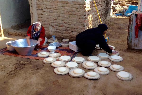 Bild 1 von 6: Senab Ragab und Mutter Shefa backen 'Sonnenbrot': Das tägliche \