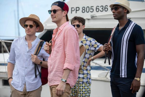 Bild 1 von 3: Da die Junggesellen Finlay McEwan (Lewis Reeves, l.), Hugo Pickford (Hugh Coles, 2.v.l.), Jamie Santisuk (Colin Ryan, 3.v.l.) und Ollie Gordon (Buom Tihngang, r.) das Opfer während einer Feier auf dessen Boot gesehen haben, gelten alle als verdächtig.