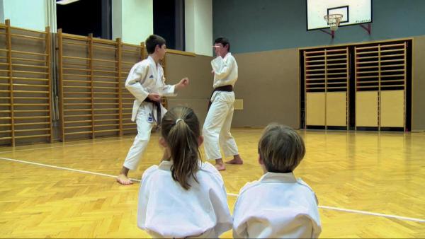 Bild 1 von 13: Im Bild: Beim Karate zeigen Trainer David, Anna und Timon einen Übungskampf, den sogenannten Kata.