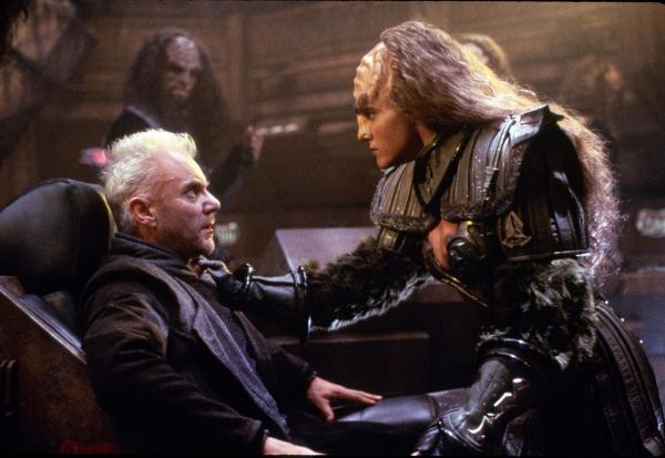 Bild 1 von 9: Dr. Tolian Soran (Malcolm McDowell, l.) will ewig leben und schließt sich für seinen Traum sogar mit der Klingonin B'Etor (Gwynyth Wals, r.) zusammen ...