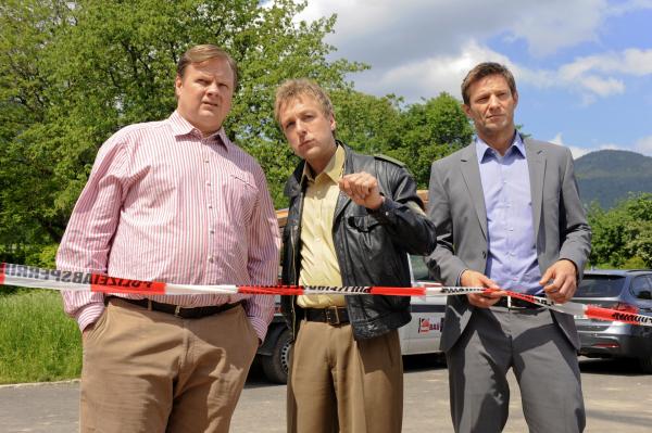 Bild 1 von 3: Mord auf der Baustelle: Die Rosenheimer Kommissare Hartl (Michael A. Grimm, l.), Mohr (Max Müller, M.) und Hansen (Igor Jeftic, r.) ermitteln, wer den Bauherrn Dietmar Hüttner erschlagen hat.