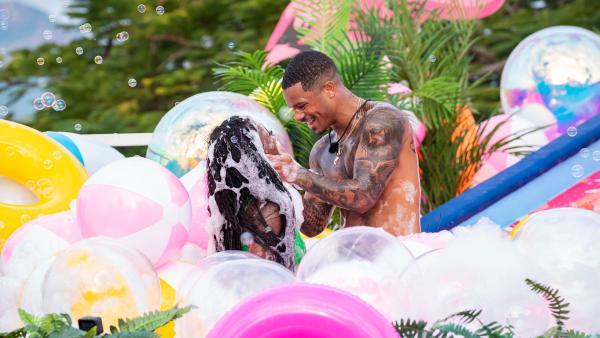 Bild 1 von 3: LOVE ISLAND USA -- Episode 733 -- Pictured: (l-r) Michelle \