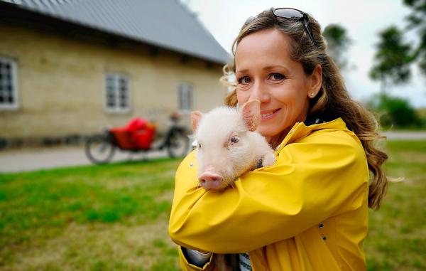 Bild 1 von 1: Moderatorin Tamina Kallert besucht einen Ferienbauernhof an der Flensburger Förde.