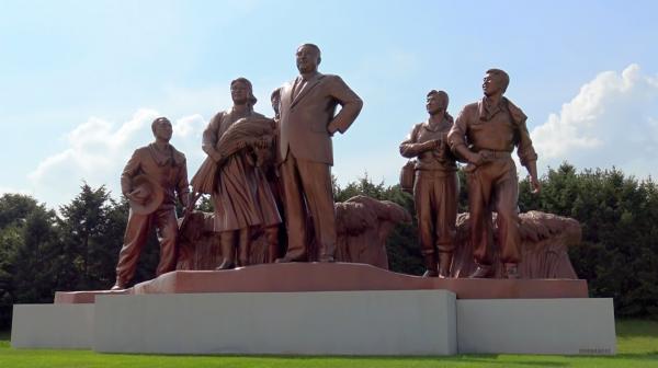 Bild 1 von 1: Ehret die Führer - die ehemaligen Diktatoren werden in ganz Nordkorea wie Helden verehrt.