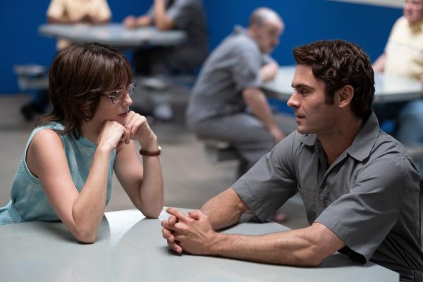 Bild 1 von 8: Carole Anne Boone (Kaya Scodelario, l.); Ted Bundy (Zac Efron, r.)