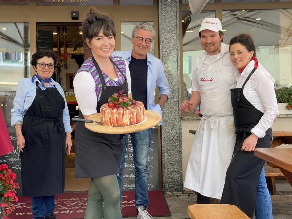 Bild 1 von 5: Melk an der Donau: Victoria Sdraule (2. von links) mit der von ihr kreierten Wachauer Wursttorte.
