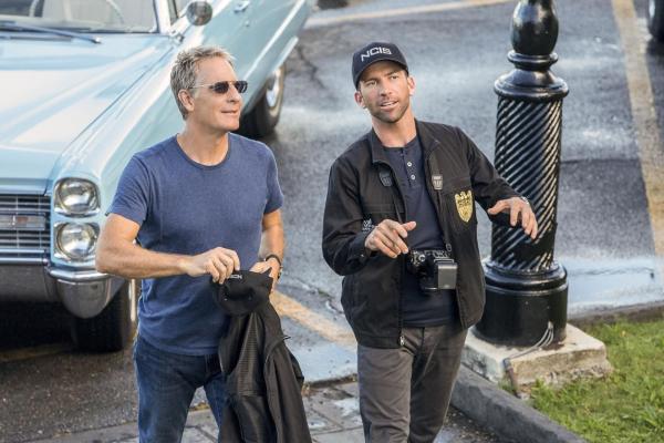 Bild 1 von 13: War das Opfer bloß zur falschen Zeit am falschen Ort oder hatte der Schütze es auf ihn abgesehen? Noch tappen Special Agent Pride (Scott Bakula, l.) und LaSalle (Lucas Black, r.) im Dunkeln. Doch ihnen rennt die Zeit davon, denn schon bald gibt es weitere Opfer ...
