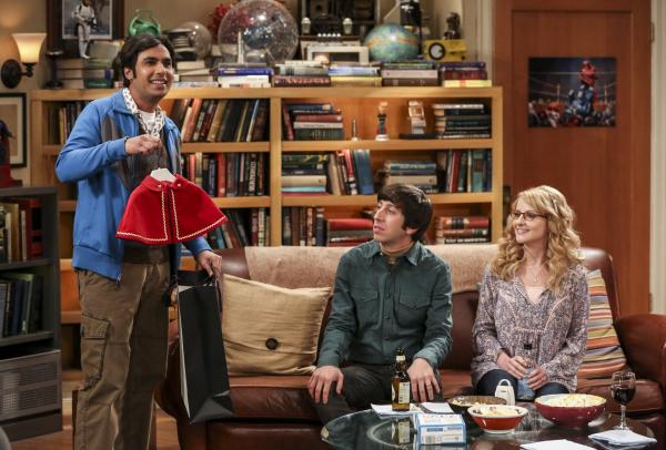 Bild 1 von 8: Der verwöhnte Raj (Kunal Nayyar, l.) ist sauer auf seinen schwerreichen Vater und macht seinen Freunden Howard (Simon Helberg, M.) und Bernadette (Melissa Rauch, r.) deswegen ein teures Geschenk. Aber sollte er sich nicht langsam von seinem Vater abkapseln?