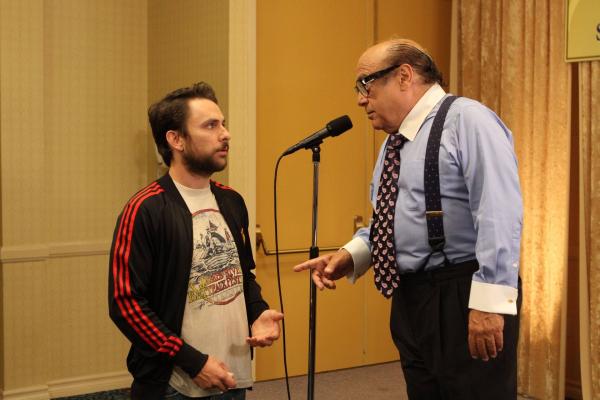 Bild 1 von 10: Charlie Kelly (Charlie Day, l.); Frank Reynolds (Danny DeVito, r.)
