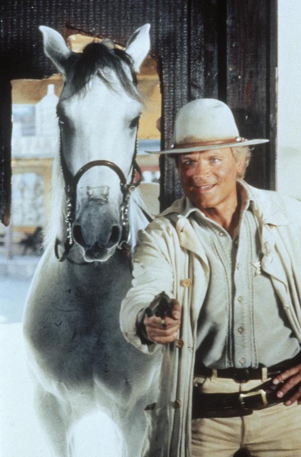 Bild 1 von 5: Jetzt geht's den Desperados an den Kragen: Lucky Luke (Terence Hill) und sein treuer Begleiter räumen in dem Westernstädtchen Daisy-Town auf ...