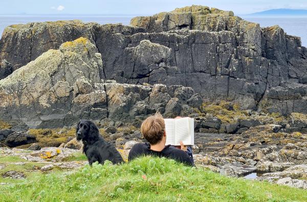 Bild 1 von 3: Tom Nicolson und seine Hündin \