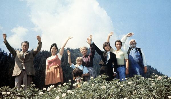 Bild 1 von 3: Auf dem Weg in den Afrika-Urlaub strandet Familie Meier zusammen mit dem jungen Architekten Stefan auf einem Berghof in Tirol. Doch die unfreiwilligen Ferien auf dem Bauernhof erweisen sich als gehaltvoller als gedacht.