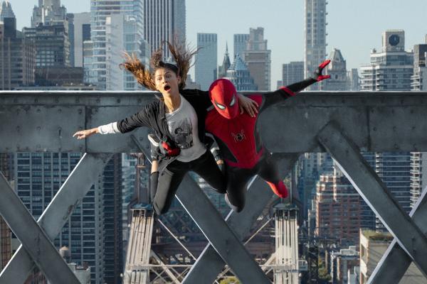 Bild 1 von 15: Spider-Man (Tom Holland) entführt seine geliebte MJ (Zendaya) aus den New Yorker Straßen, wo sie bedrängt wurde, in luftige Höhen.