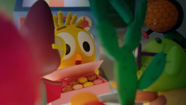 Bild 1 von 3: Küken Karla (Mitte) präsentiert stolz ihre leckeren Muffins  sehr zur Freude ihrer hungrigen Klassenkameraden: Brumm (hinten rechts), Oggi (Mitte), Spiky (vorne rechts) und Vampi (links) stürmen begeistert heran.© ZDF/2023 DR, Sparre Production, GODO Films - Honorarfreie Verwendung gemäß AGB im engen inhaltlichen redaktionellen Zusammenhang mit genannter Sendung bei Nennung \