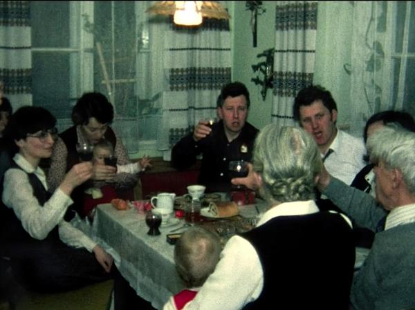 Bild 1 von 9: Im Bild: Auch Alkohol hat einen fixen Platz unterm Weihnachtsbaum.