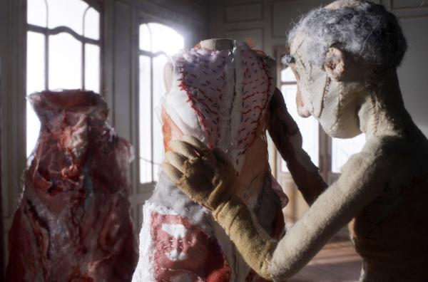 Bild 1 von 4: In Joachim Hérissés Kurzfilm ?Das Hautkleid? trauert Jean, ein alter Schneider, seinem vergangenen Leben nach.