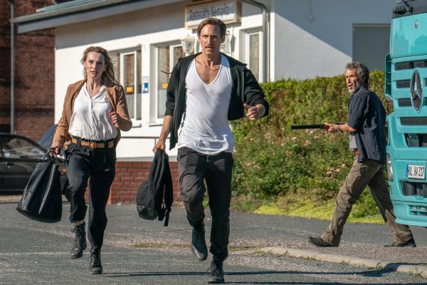 Bild 1 von 8: Candy (Jana Klinge, l.) und Moritz Brenner (Johannes Hendrik Langer, M.) fliehen vor einem Trucker (Stefan Lochau, r.), der Candy kurz zuvor noch für Geld einen Liebesdienst geben wollte.