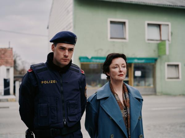 Bild 1 von 4: Patrick Brandl (Thomas Prenn, l.) und Marion Geyer (Regina Fritsch, r.) ermitteln in einem Mordfall.
