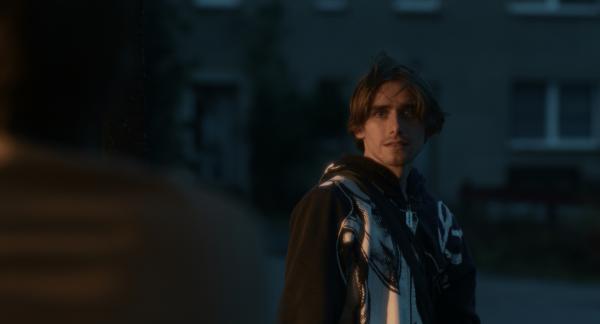 Bild 1 von 8: Lionel (Johannes Geller) muss sich zwischen seinem Vater und Johanna, mit der er eine Beziehung führt, entscheiden.