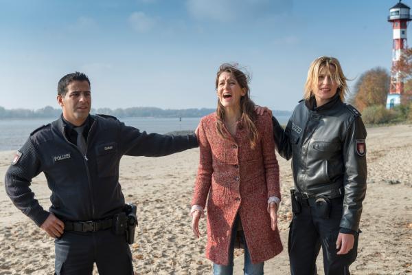 Bild 1 von 11: Jasper ist verschwunden. Melanie (Sanna Englund, r.), Tarik (Serhat Cokgezen, l.) und die Mutter des Kindes (Ursula Doll, M.) suchen fieberhaft nach dem Jungen.