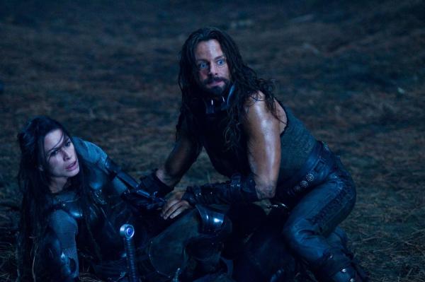 Bild 1 von 22: Während Lucian (Michael Sheen, r.) die Flucht gelingt, wird Sonja (Rhona Mitra, l.) von ihrem Vater gefangen genommen und hingerichtet. Der Werwolf schwört ewige Rache ...
