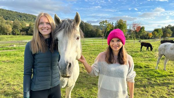 Bild 1 von 4: Hof-Chefin Leonie (links) und Anna besuchen Connemara-Hengst Dark Diamond auf der Koppel. (Leonie Biewendt).