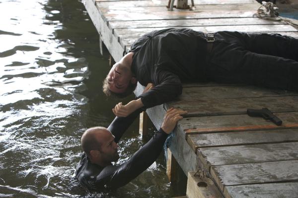 Bild 1 von 12: Gefühllos, präzise und schnell: Arthur Bishop (Jason Statham, l.) verrichtet seine Arbeit als Auftragskiller mit der mechanischen Präzision einer Tötungsmaschine, was ihm deshalb auch den Beinamen The Mechanic eingebracht hat ...